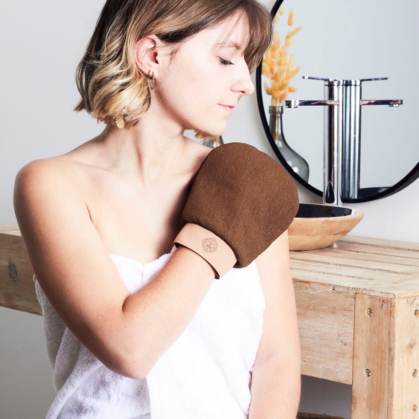 Scrubbing glove
